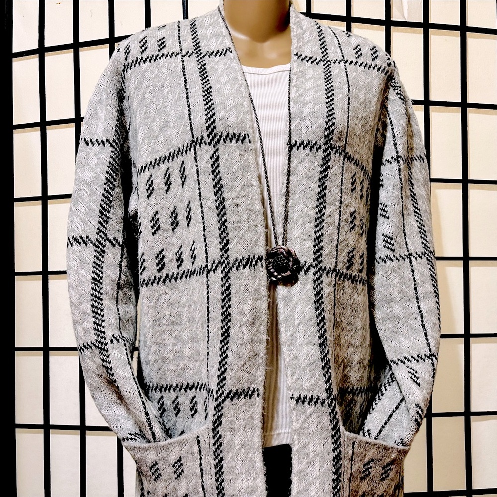 Christopher & Banks | Plaid  | Grey/BlK |  Knit Cardi/Coatigan |
Size: (SM)